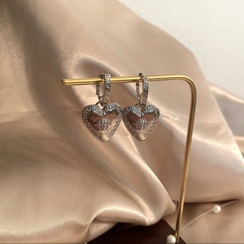 Roman Art Portrait Heart Huggie Earrings Silver - Picture 9 of 10